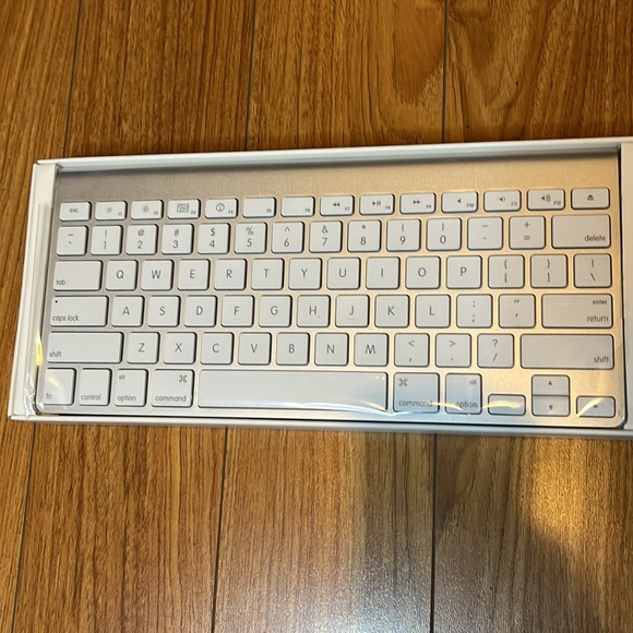 New Apple wireless keyboard 2009 - Picture 3 of 4